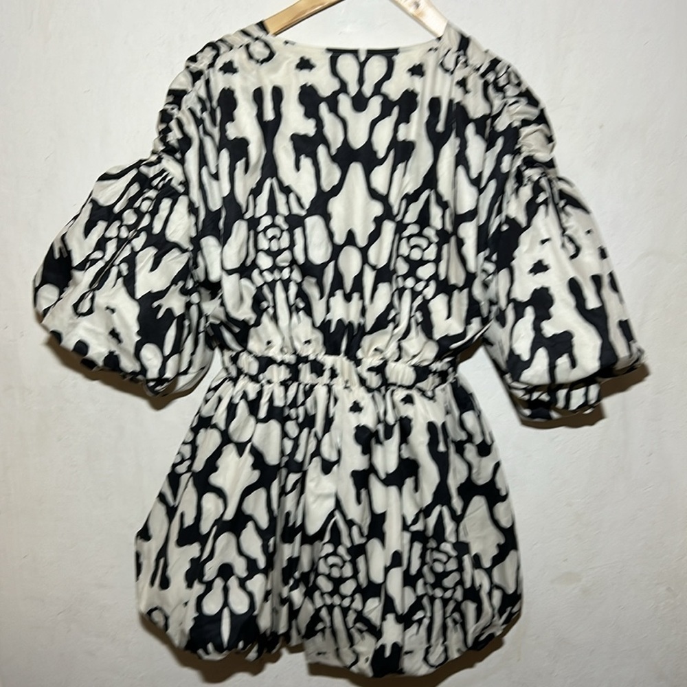 PrettyLittleThing Black Print Plunge Puffball Hem Romper Size 6 NWT - Picture 7 of 12